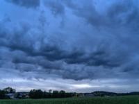 Dunkle Wolkenformationen am Abendhimmel nach Sonnenuntergang